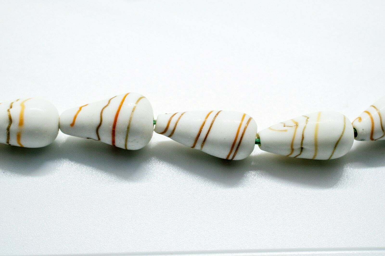 10 Handgearbeitete Muranoglasperlen in weiß und goldener Verzierung Ø 11,5 mm